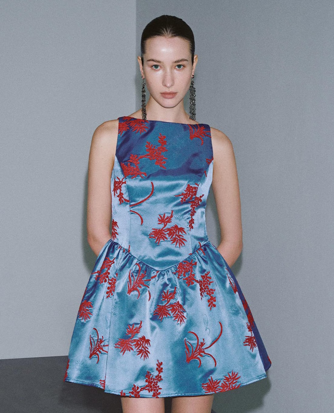 URBAN REVIVO - Đầm sát nách mini dáng xòe hoa văn