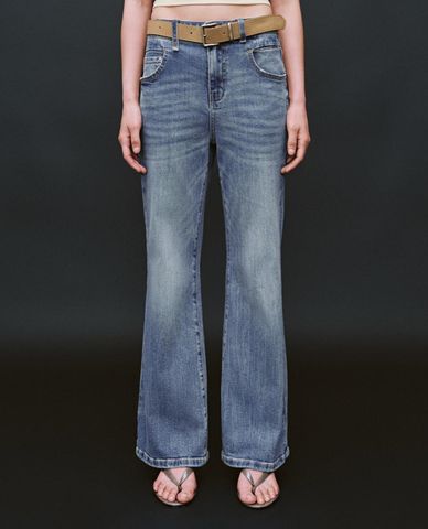  URBAN REVIVO - Quần jeans nữ ống loe phối thắt lưng 