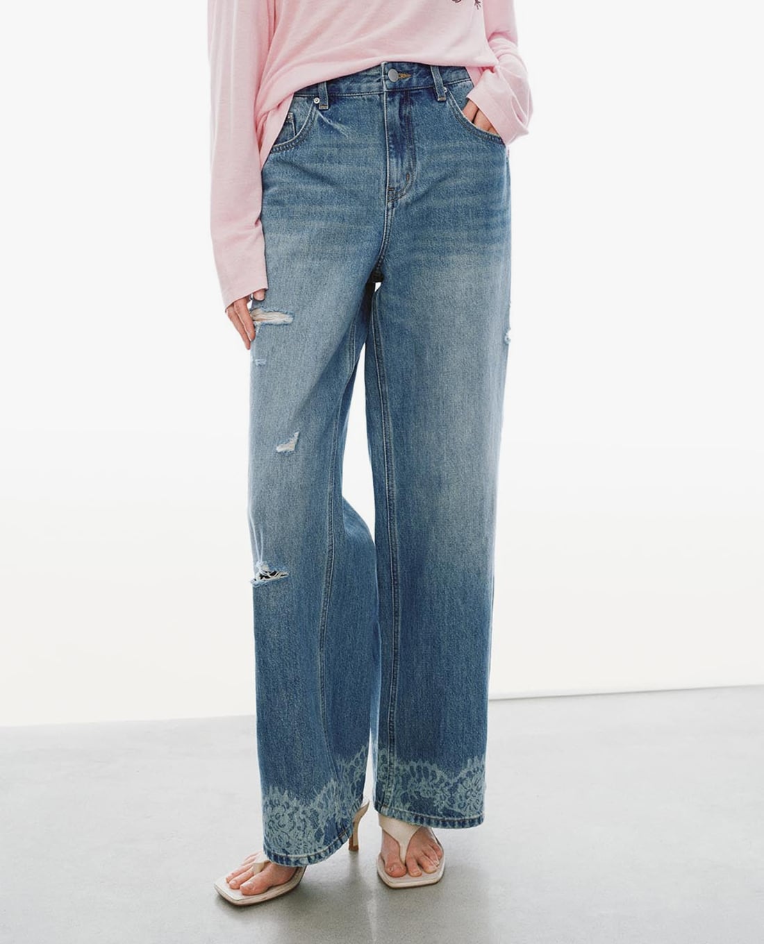 URBAN REVIVO - Quần jeans nữ ống rộng viền ren