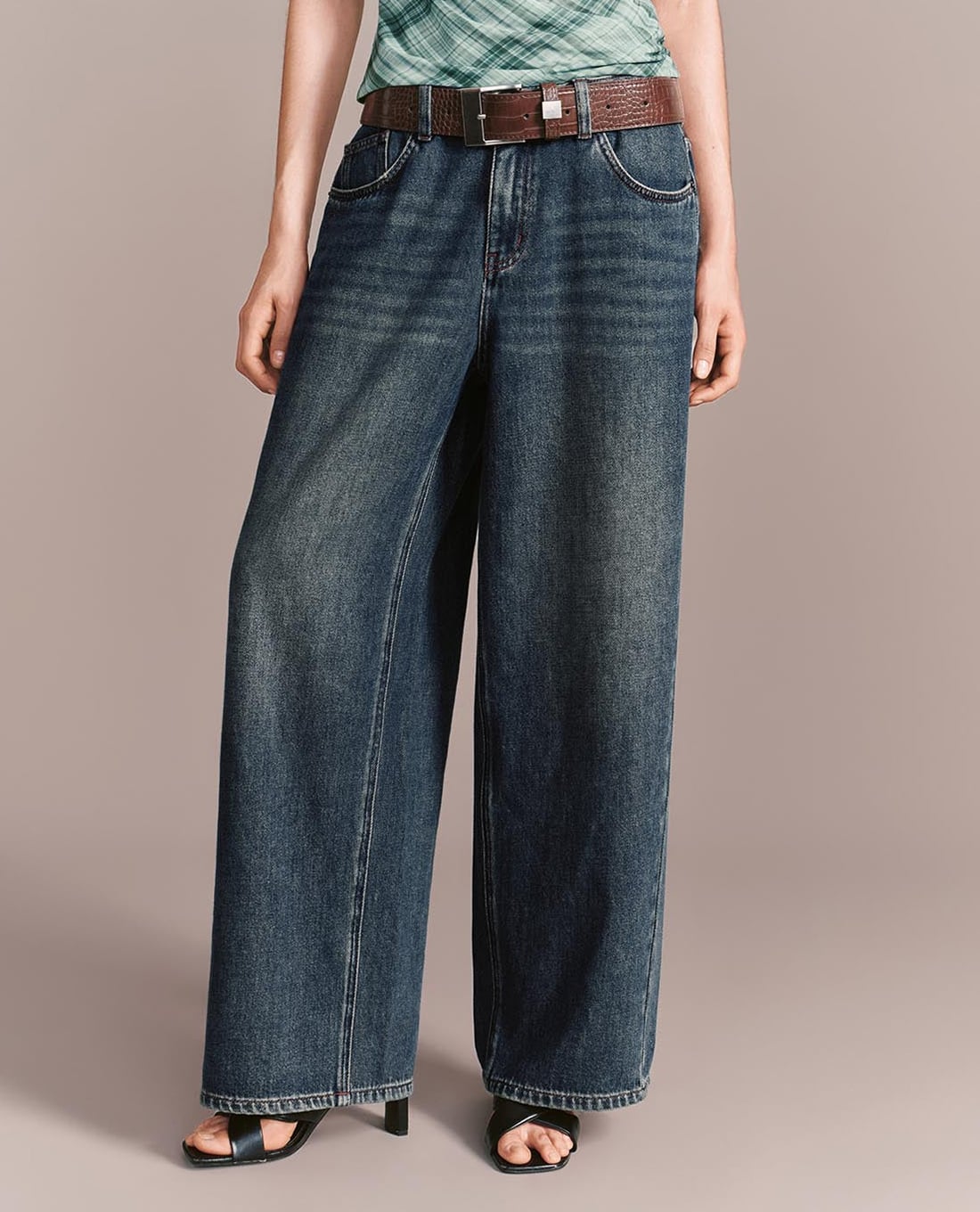 URBAN REVIVO - Quần jeans nữ ống rộng phối thắt lưng