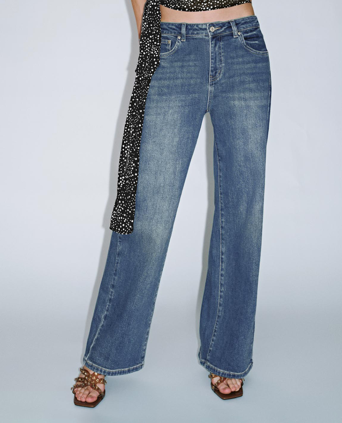 URBAN REVIVO - Quần jeans nữ ống rộng wash bạc