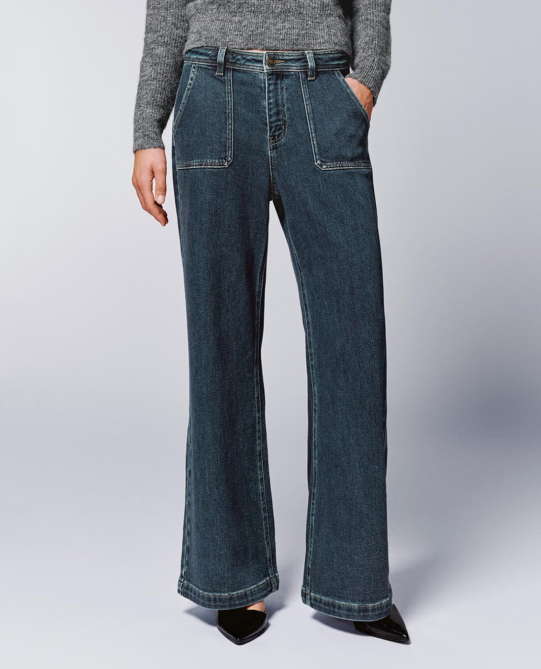 URBAN REVIVO - Quần jeans nữ ống loe phối túi