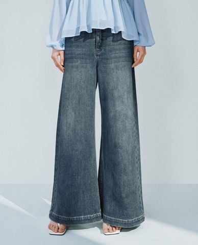  URBAN REVIVO - Quần jeans nữ ống loe wash bạc cổ điển 