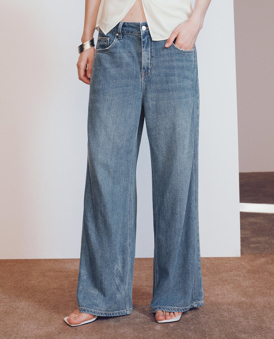 URBAN REVIVO - Quần jeans nữ ống rộng wash bạc
