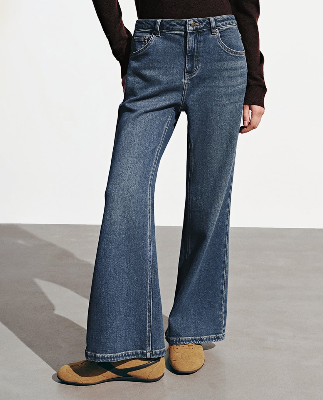 URBAN REVIVO - Quần jeans nữ ống loe wash bạc