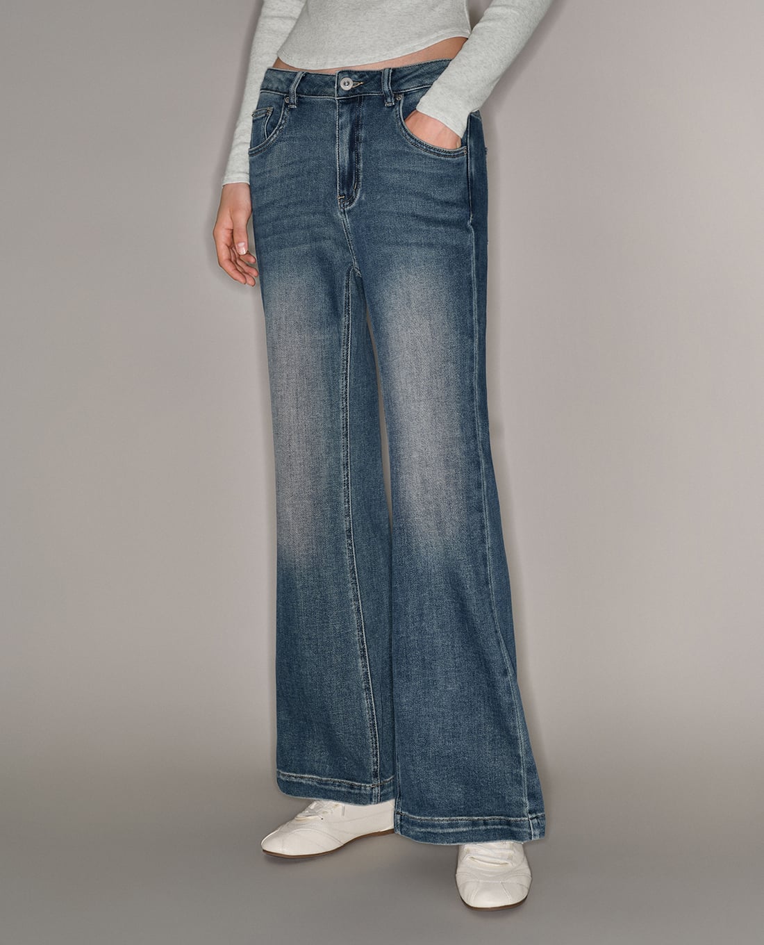 URBAN REVIVO - Quần jeans nữ ống loe wash bạc