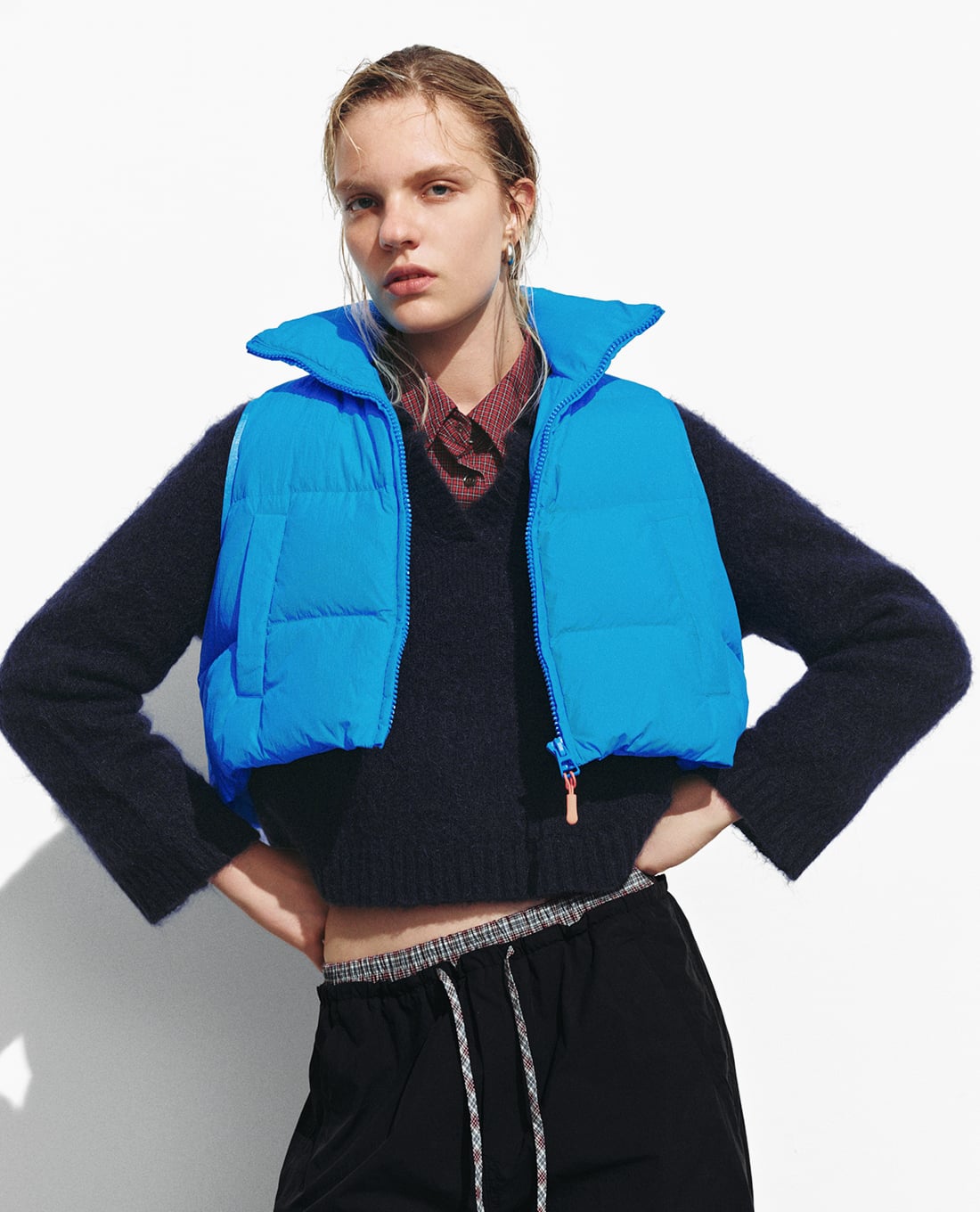 URBAN REVIVO - Áo khoác phao nữ sát nách phom croptop