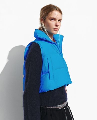  URBAN REVIVO - Áo khoác phao nữ sát nách phom croptop 