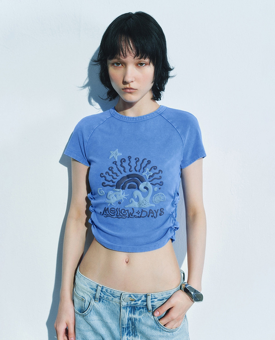 URBAN REVIVO - Áo croptop nữ cổ tròn tay ngắn nhún eo