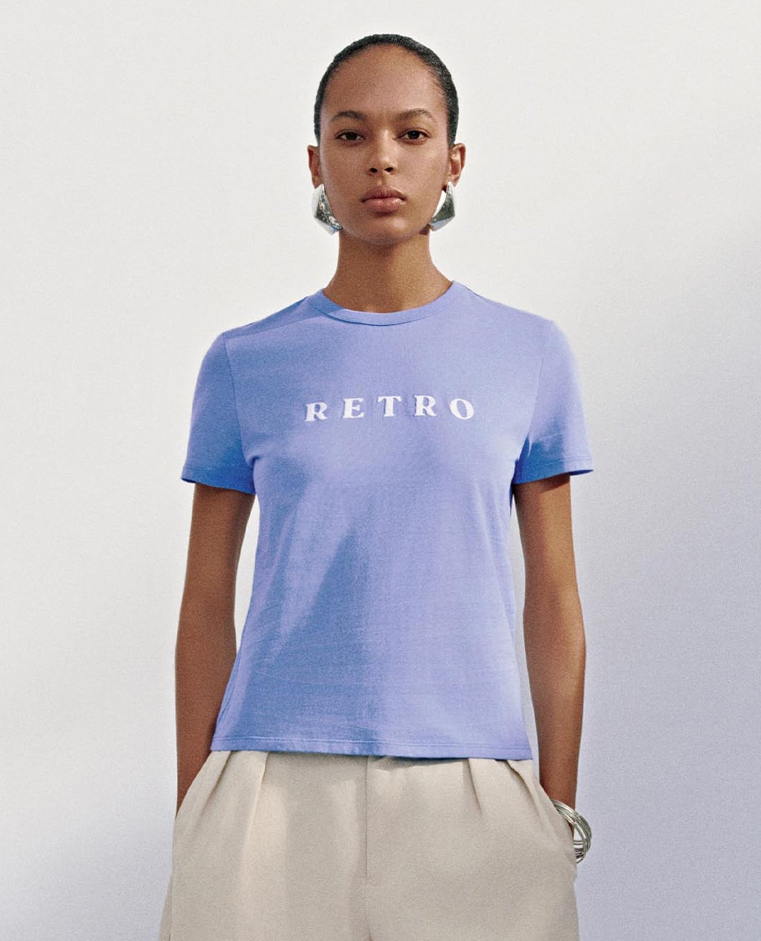 URBAN REVIVO - Áo thun nữ cổ tròn tay ngắn in chữ