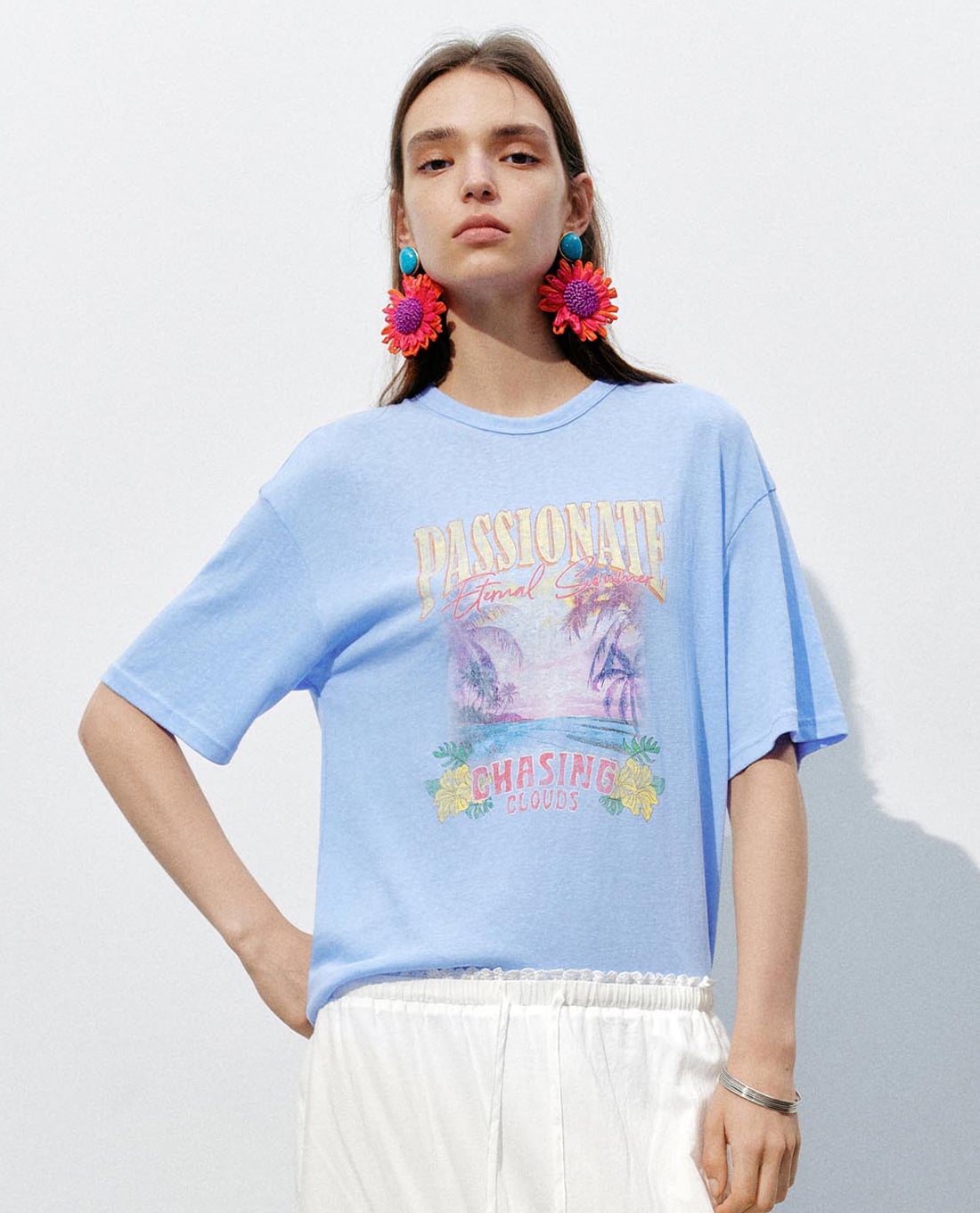 URBAN REVIVO - Áo thun nữ cổ tròn tay ngắn in họa tiết