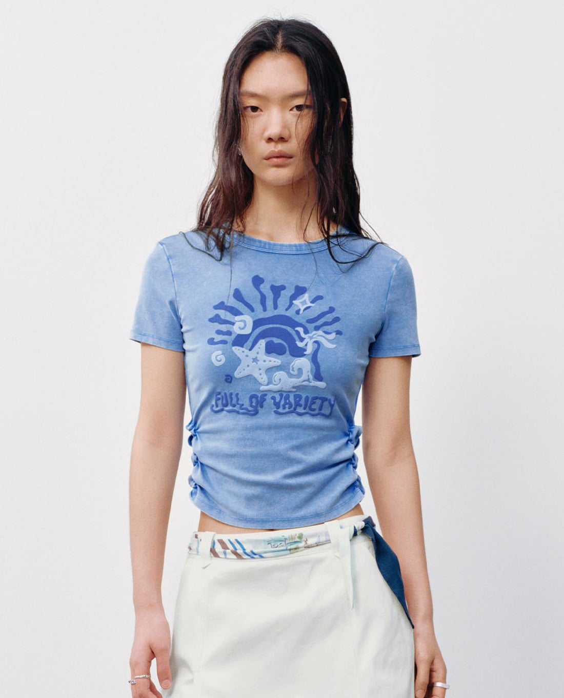 URBAN REVIVO - Áo croptop nữ cổ tròn tay ngắn nhún eo