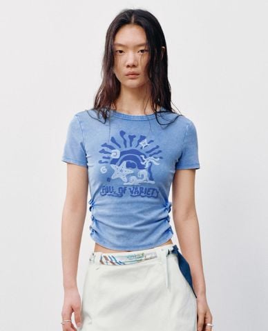  URBAN REVIVO - Áo croptop nữ cổ tròn tay ngắn nhún eo 