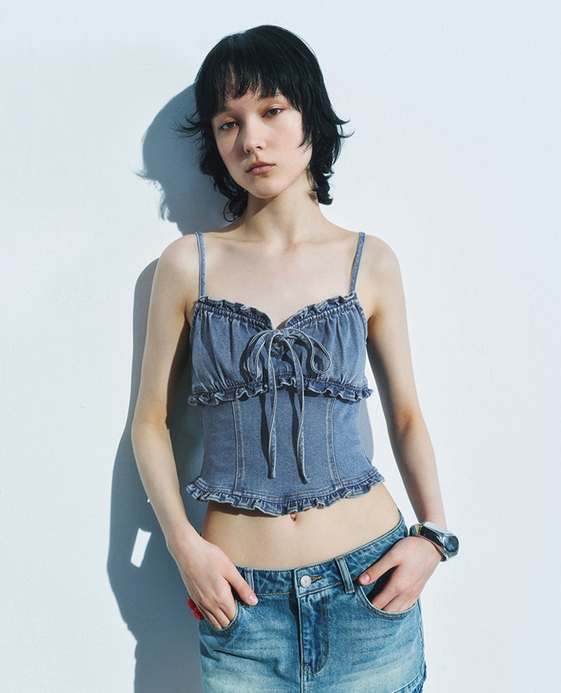 URBAN REVIVO - Áo hai dây nữ denim nhún bèo