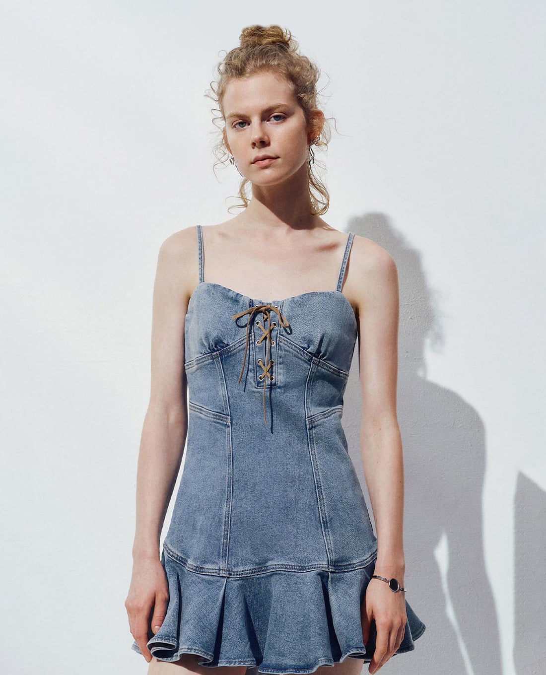 URBAN REVIVO - Đầm denim mini phối dây nơ