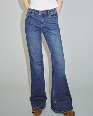  URBAN REVIVO - Quần jeans nữ ống loe wash bạc cổ điển 