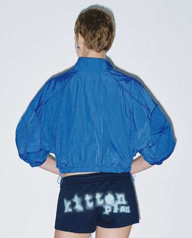  URBAN REVIVO - Áo khoác croptop nữ cổ trụ tay lỡ 