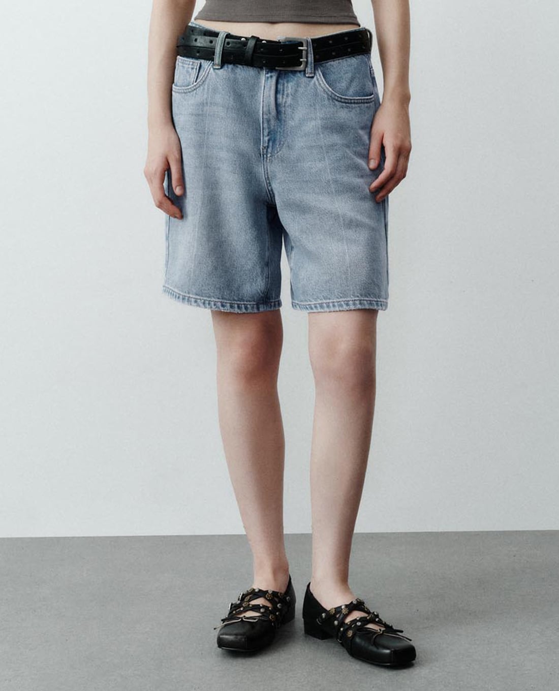 URBAN REVIVO - Quần short jeans nữ ống rộng Vogue