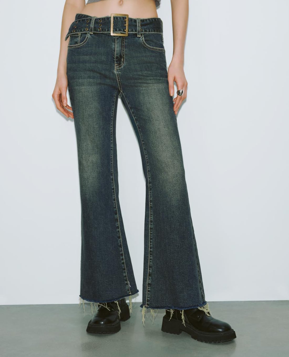 URBAN REVIVO - Quần jeans nữ ống loe kèm thắt lưng