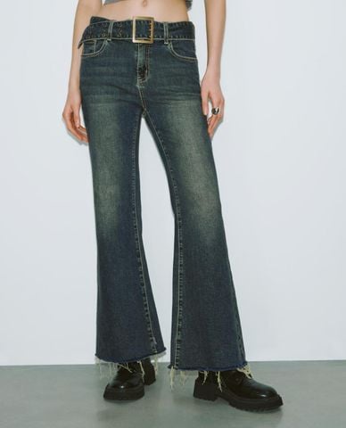 URBAN REVIVO - Quần jeans nữ ống loe kèm thắt lưng 
