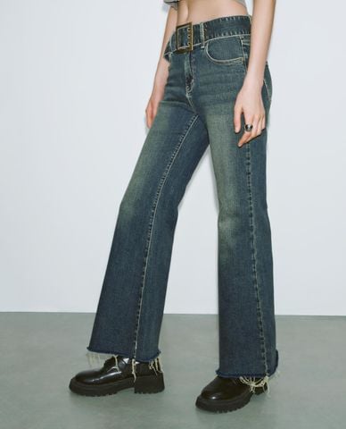  URBAN REVIVO - Quần jeans nữ ống loe kèm thắt lưng 