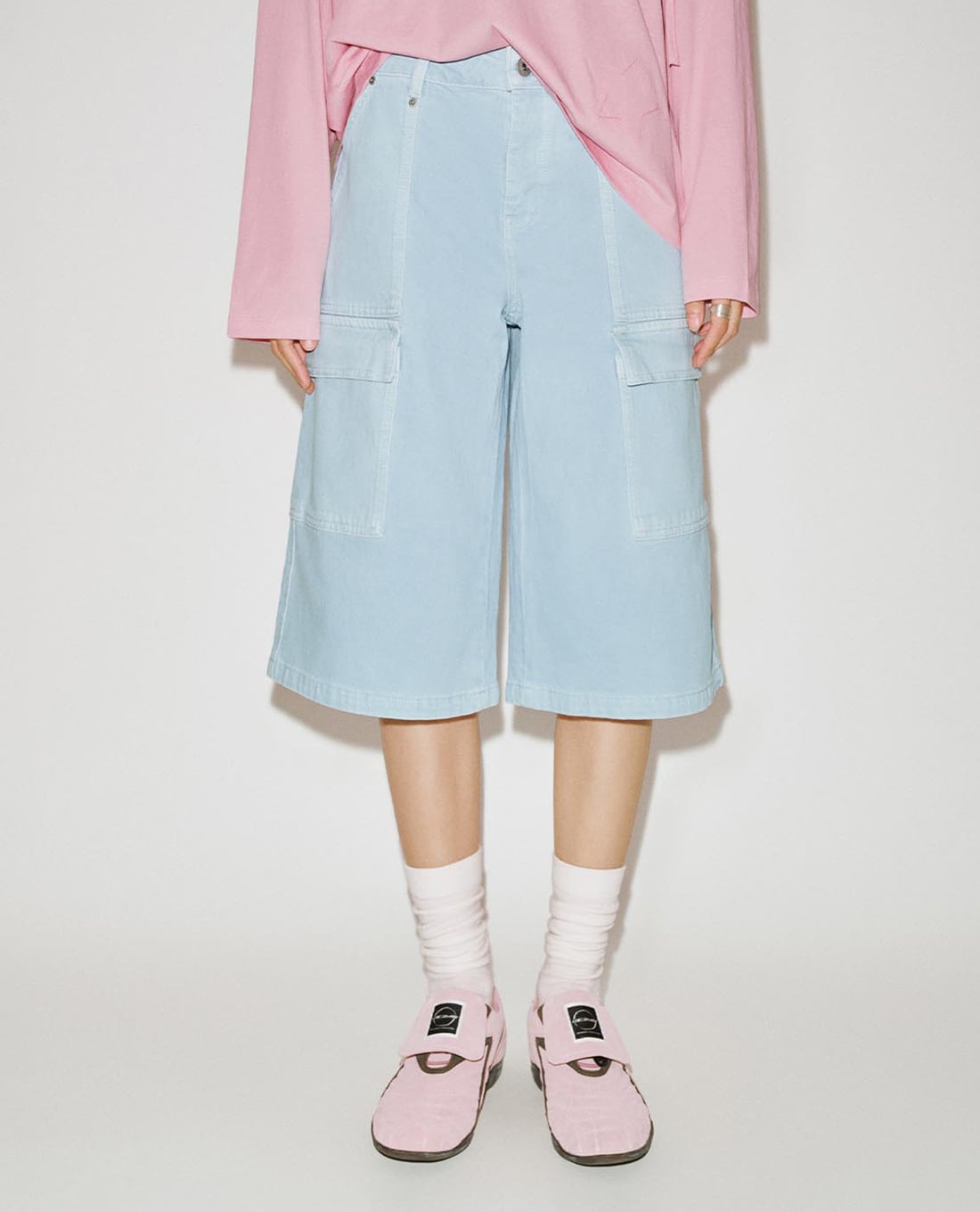 URBAN REVIVO - Quần short jeans nữ phối túi hộp cá tính