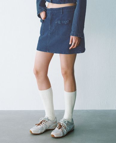  URBAN REVIVO - Chân váy denim mini phối túi hộp 