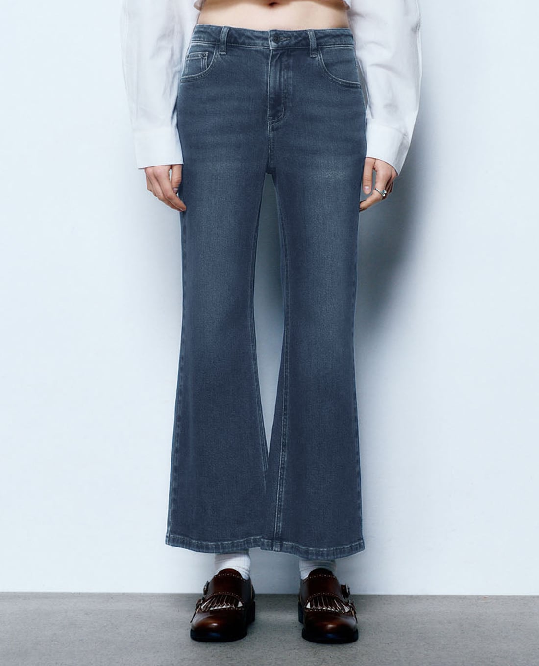 URBAN REVIVO - Quần jeans nữ ống loe wash bạc cổ điển