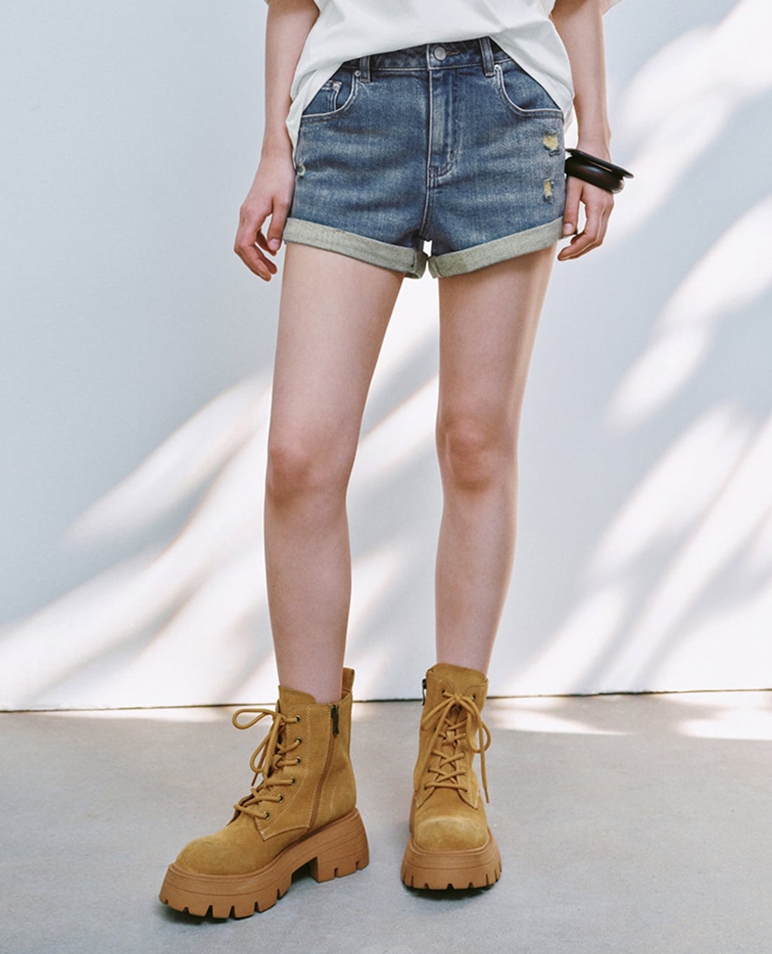 URBAN REVIVO - Quần short jeans nữ xắn gấu