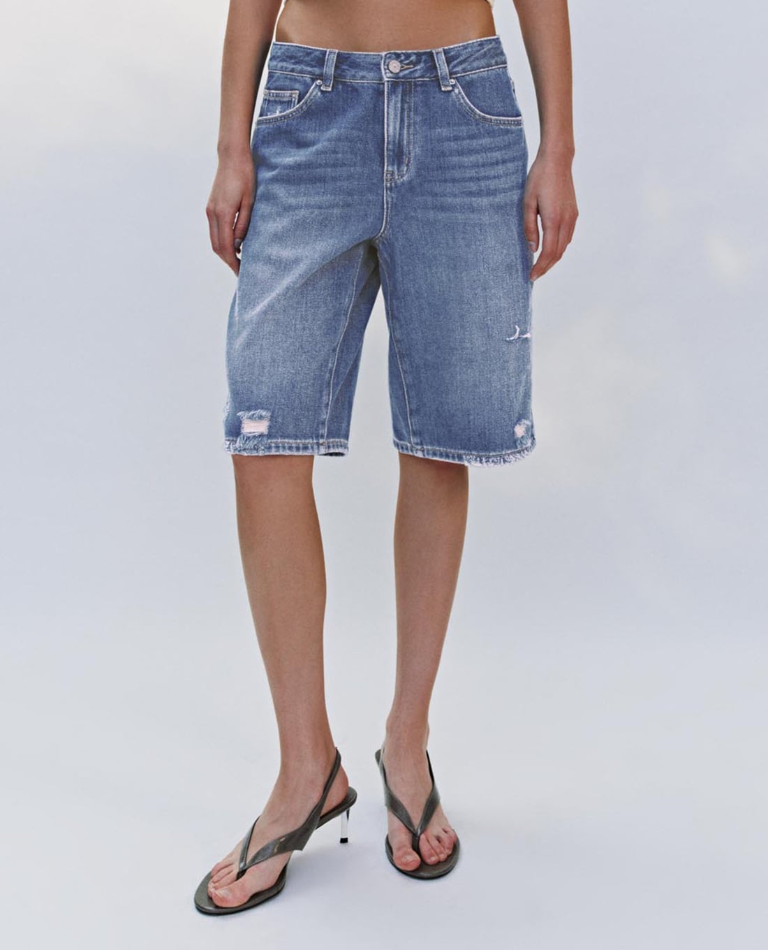 URBAN REVIVO – Quần shorts jeans nữ ngang gối thời trang