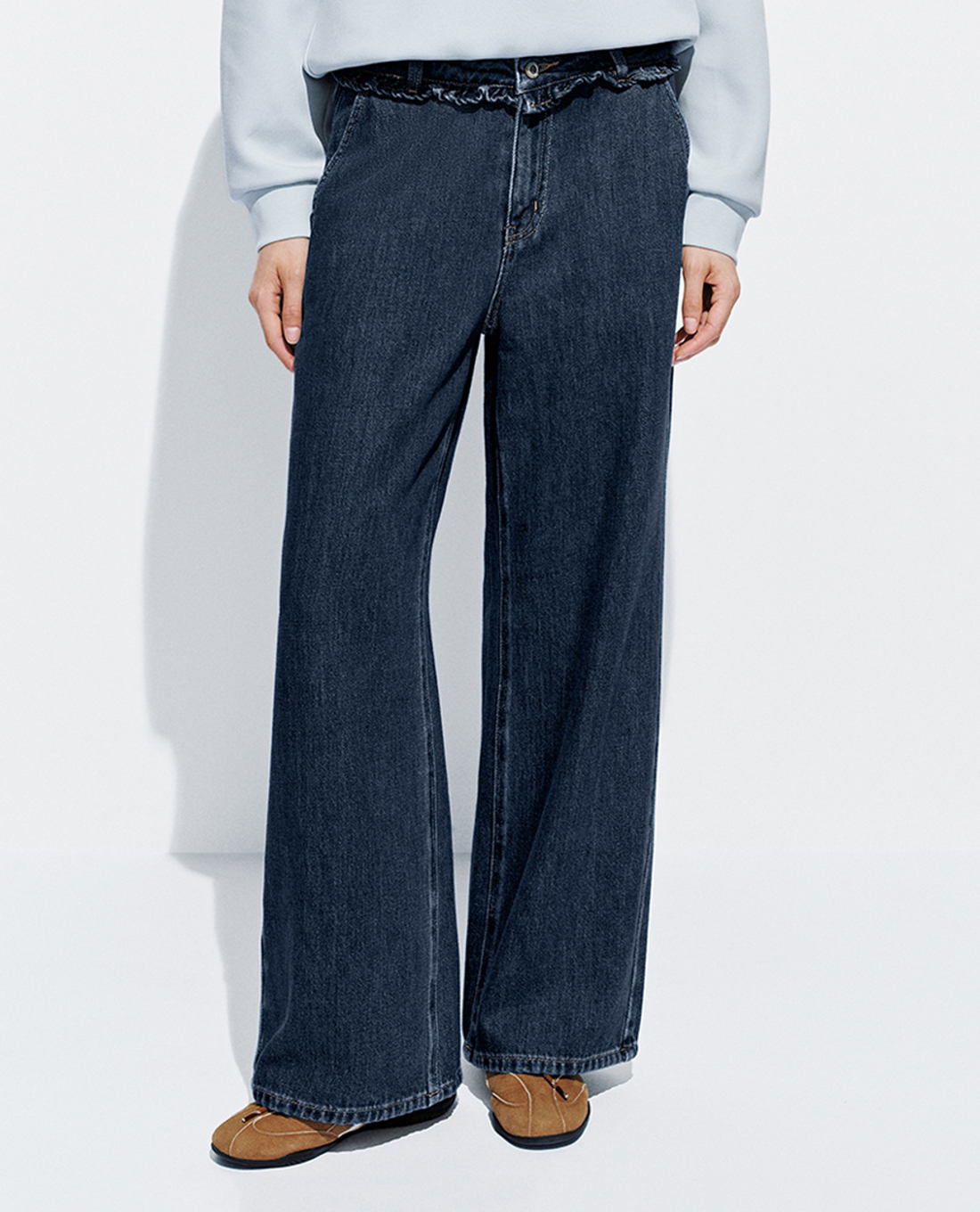 URBAN REVIVO - Quần jeans nữ ống rộng nhún bèo