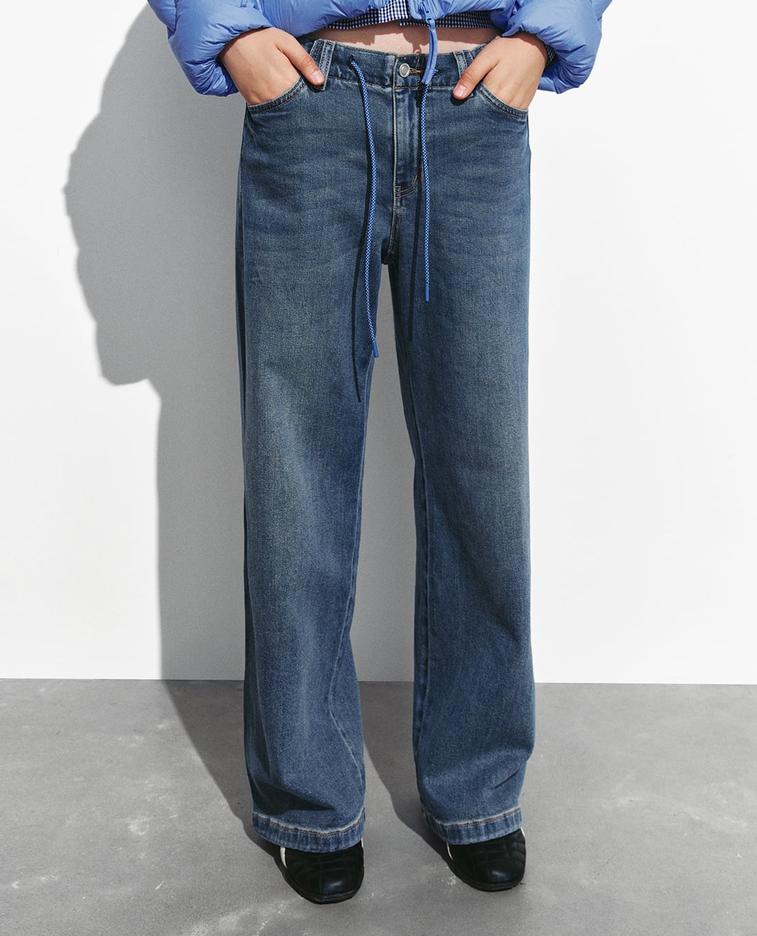 URBAN REVIVO - Quần jeans nữ ống rộng phối dây rút