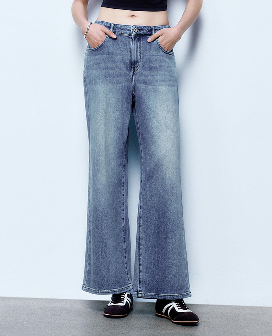 URBAN REVIVO - Quần jeans nữ ống rộng wash bạc