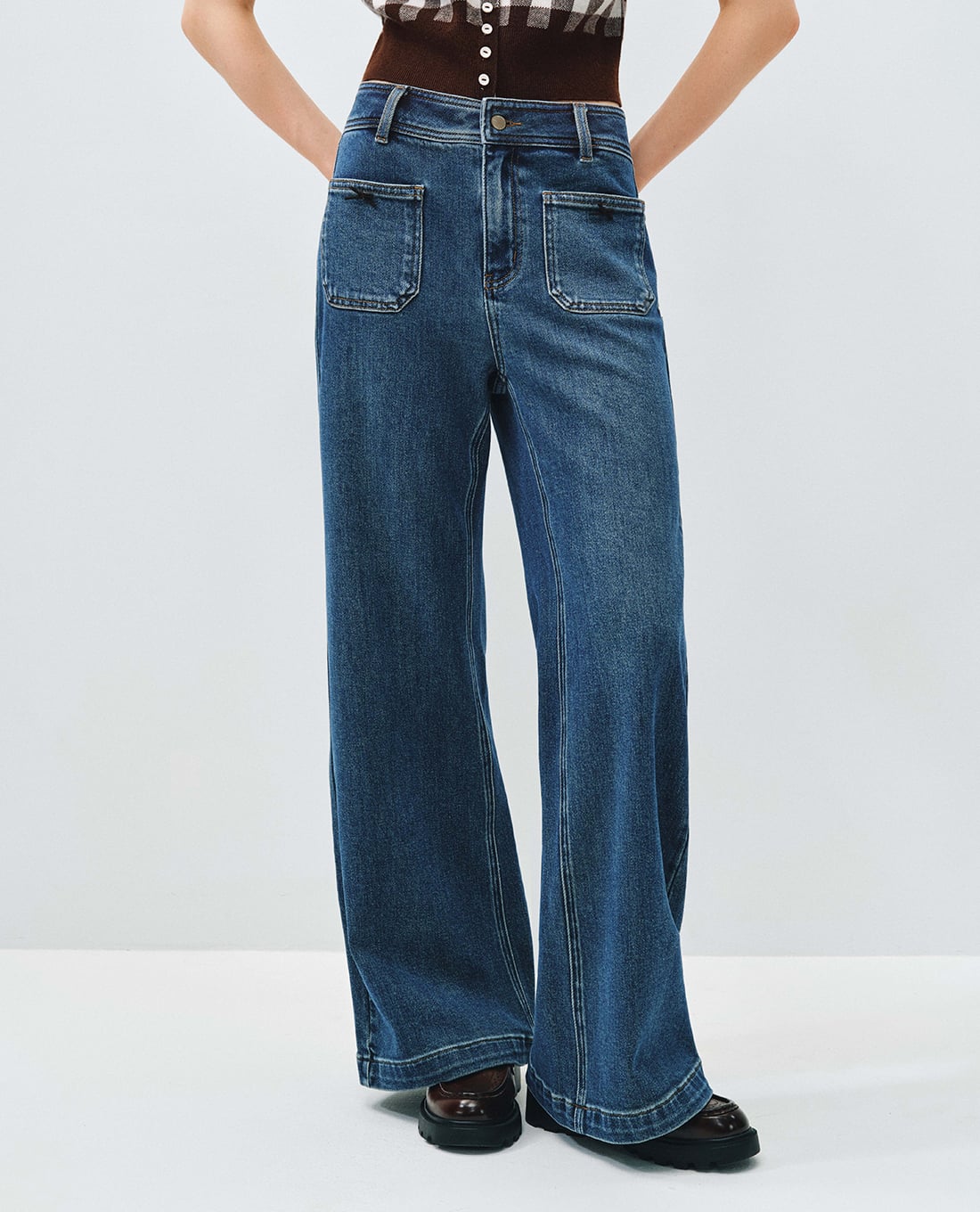 URBAN REVIVO - Quần jeans nữ ống loe wash bạc đính nơ