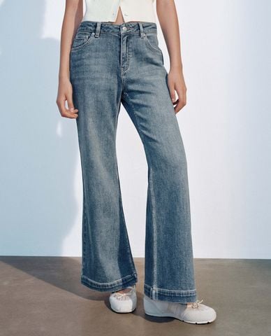  URBAN REVIVO - Quần jeans nữ ống loe wash bạc 