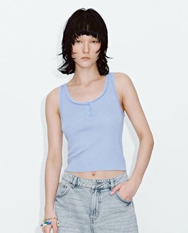  URBAN REVIVO - Áo dệt kim nữ cổ tròn sát nách phối nút 