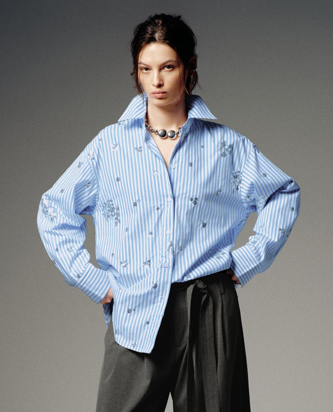 URBAN REVIVO - Áo sơ mi nữ cổ bẻ tay dài kẻ sọc đính sequin