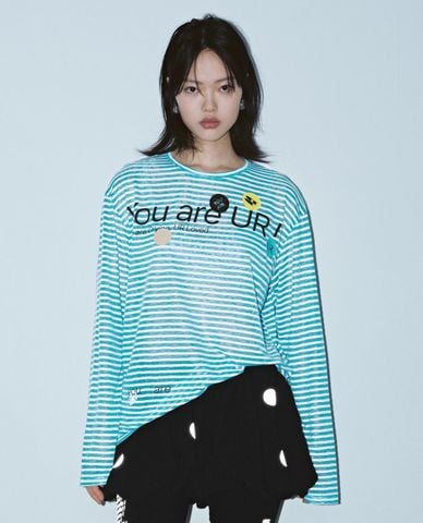  URBAN REVIVO - Áo thun nữ cổ tròn tay dài kẻ sọc 