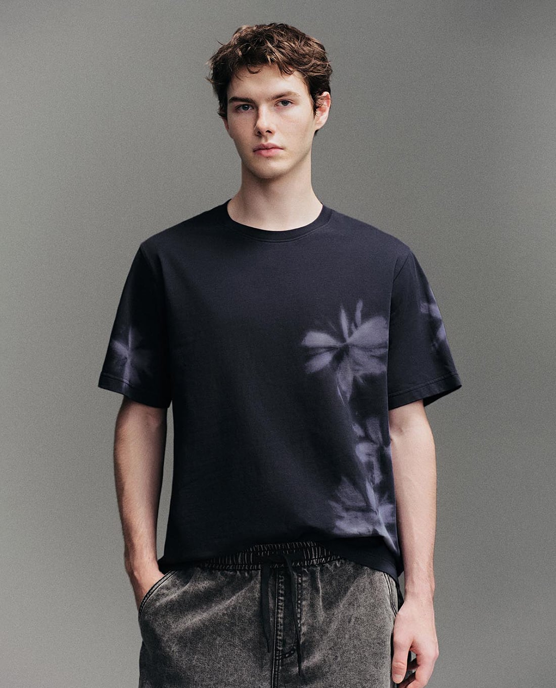 URBAN REVIVO - Áo thun nam cổ tròn tay ngắn phối họa tiết