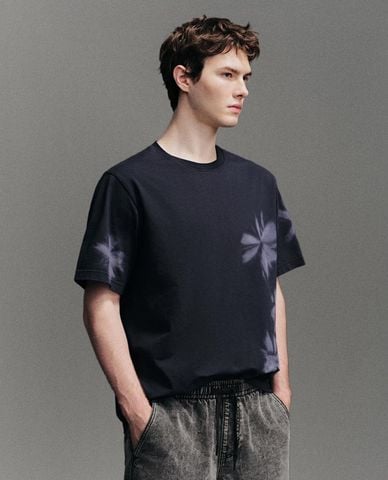  URBAN REVIVO - Áo thun nam cổ tròn tay ngắn phối họa tiết 