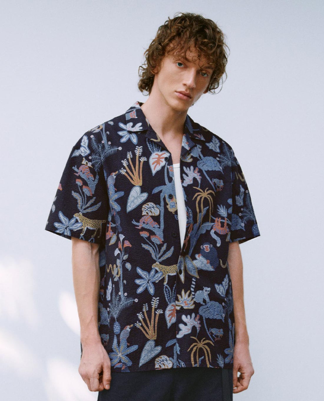 URBAN REVIVO - Áo sơ mi nam cổ bẻ tay ngắn in họa tiết