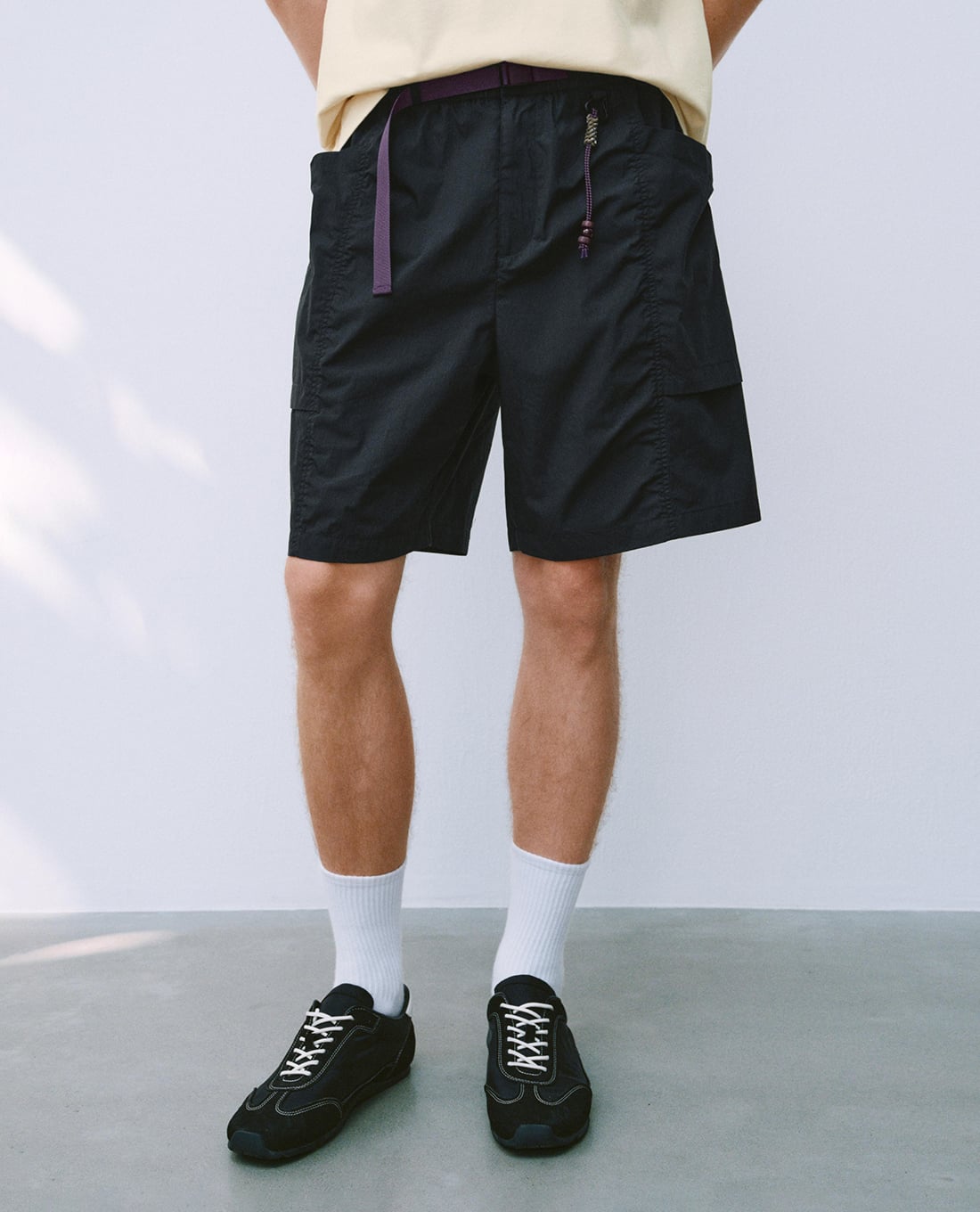 URBAN REVIVO - Quần short nam ống rộng phối dây đai
