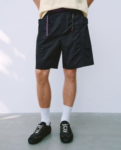  URBAN REVIVO - Quần short nam ống rộng phối dây đai 