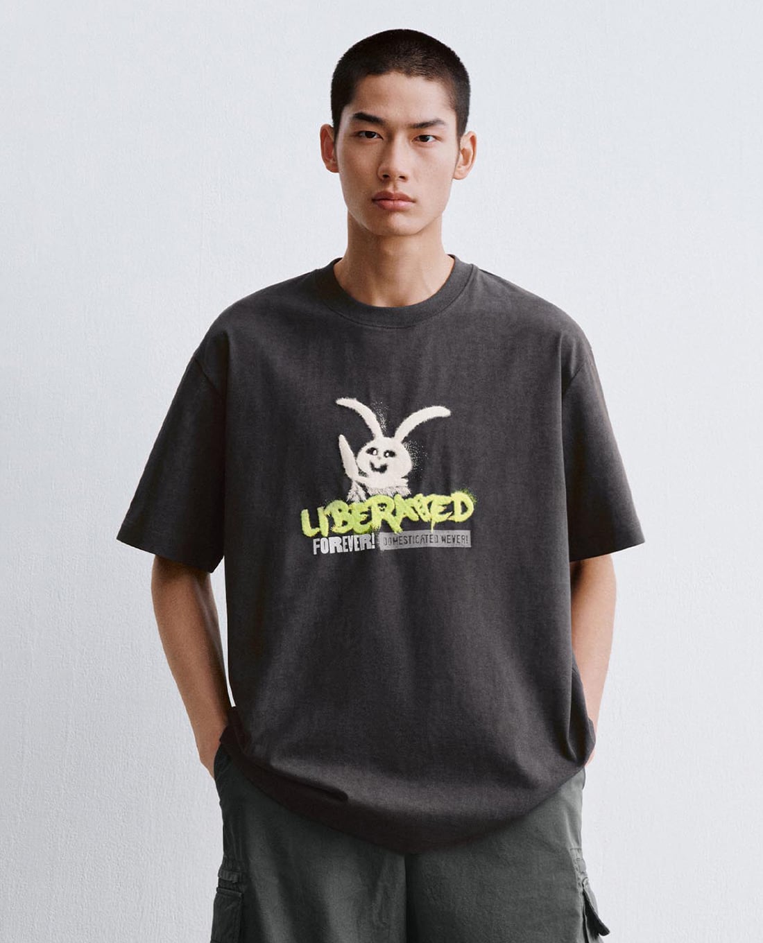 URBAN REVIVO - Áo thun nam cổ tròn tay ngắn in họa tiết