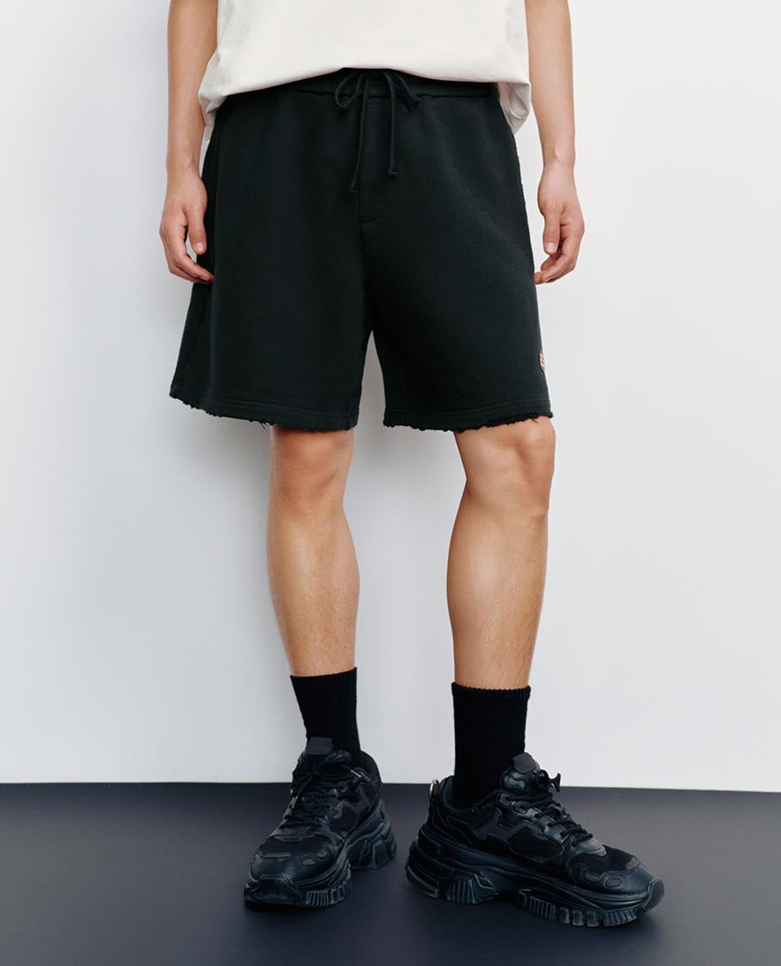 URBAN REVIVO - Quần short nam ống rộng lưng thun dây rút