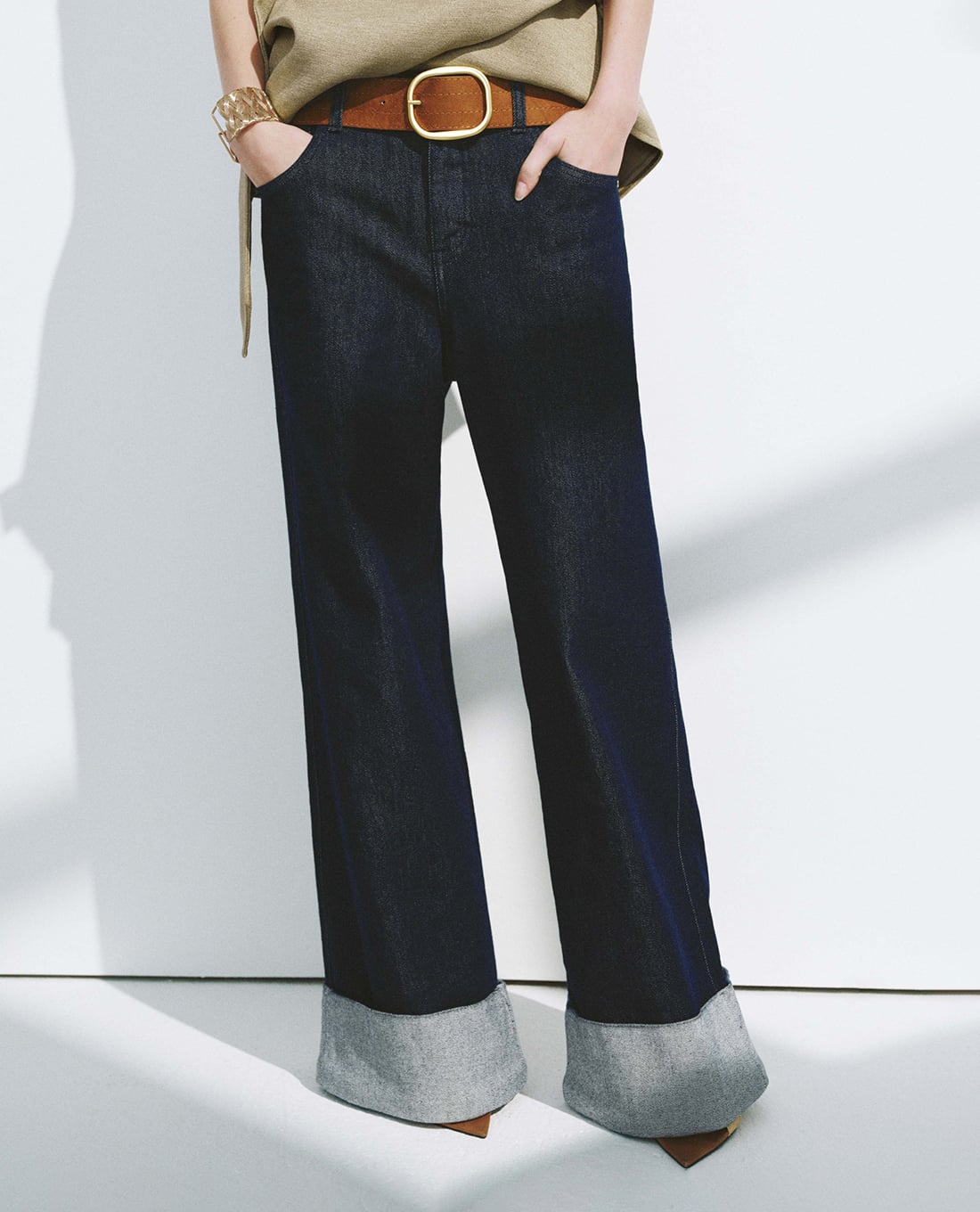 URBAN REVIVO - Quần jeans nữ ống rộng gấu gập phối thắt lưng