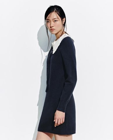  URBAN REVIVO - Đầm dệt kim mini cổ bẻ tay dài phối viền 