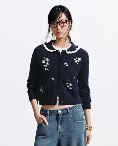  URBAN REVIVO - Áo khoác cardigan nữ cổ tròn tay dài thêu hoa 