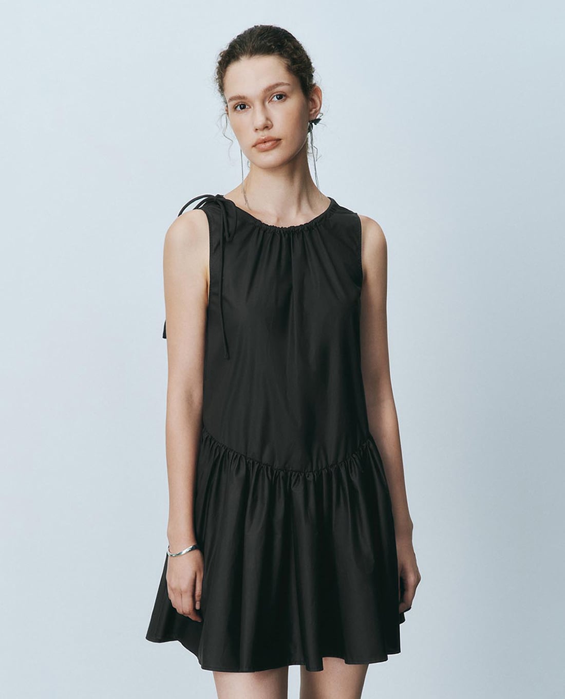 URBAN REVIVO - Đầm sát nách mini cổ tròn phom suông