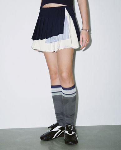  URBAN REVIVO - Chân váy chữ A mini xếp lớp 